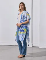Kimono tejido de poliéster, marca Do Everything In Love, con mangas amplias estilo japonés y terminación de ruedo con borlas.