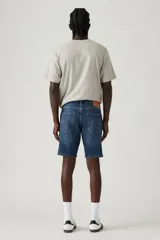 Bermuda de jean de calce slim, color azul medio, con bolsillos delanteros y traseros.