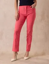 Pantalón de gabardina elastizada color coral, marca Tahari. Corte slim, pretina con pasadores, cierre y broche interno. Delantera y trasera con bolsillos.