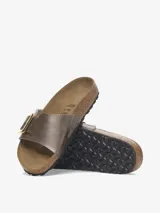 Sandalias Birkenstock modelo Catalina, color dorado con hebilla metálica dorada ajustable.