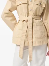 Chaqueta de algodón color arena, con cuello extendido, cierre con botones y cinturón para atar en la cintura.