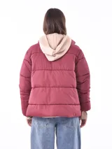 Campera puffer color gris topo, con cuello alto y cierre frontal.
