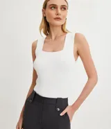 Musculosa blanca de punto con escote cuadrado y breteles anchos.