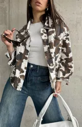 Sobrecamisa de manga larga con estampado de vaca en tonos marrón, blanco y negro.