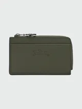 Tarjetero Longchamp Le Pliage Xtra color verde oliva con cierre de cremallera y logo de la marca grabado en el frente.