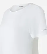 Remera deportiva blanca texturizada, con cuello redondo, manga corta, detalle reflectante y pliegue en la espalda.