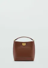 Bolso marrón tipo bucket con asa corta y cierre metálico dorado.