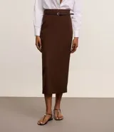 Pollera midi color marrón chocolate, de corte recto y tiro alto. Incluye cinturón fino con hebilla redonda y detalle de encaje en la parte trasera.