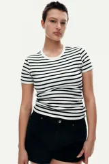 Remera de punto acanalado a rayas horizontales blancas y negras, de corte ajustado, cuello redondo y mangas cortas.