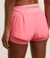 Bermuda deportiva de microfibra color blanco, corte runner con cintura elástica y forro interno.