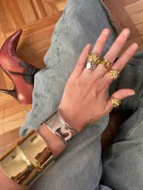 Anillo dorado con forma irregular y diseño chunky.