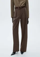 Pantalón de vestir marrón con pinzas, tiro medio, corte recto y bolsillos laterales. Incluye trabillas para cinturón, cierre oculto con botón, gancho y cremallera, botón decorativo y bolsillo de ribete en la parte posterior.