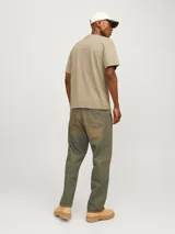 Camiseta color beige de manga corta y cuello redondo con fit relajado. Estampado en relieve con la leyenda "Originals Studio brought to you by Jack&Jones designed in Copenhagen".