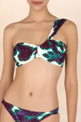 Top de bikini bandeau asimétrico con estampado floral en tonos verde, morado y blanco.