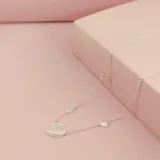 Collar de plata 925 con cadena fina y múltiples dijes en forma de corazón. Incluye un corazón grande central con acabado nacarado, un corazón pequeño liso y un corazón cubierto de circonias.