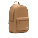 Mochila Nike Heritage color crema con logo blanco estampado en el bolsillo frontal.