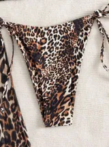 Conjunto de bikini con estampado animal print, compuesto por un corpiño triangular con tirantes finos y una falda larga de corte recto con abertura lateral.