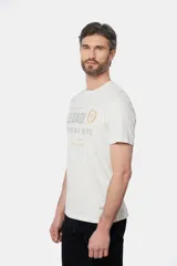 Remera de manga corta color borgoña con cuello redondo y estampado frontal con la leyenda "Legacy Original Brand" en color gris y un círculo con el número "1972" en azul.