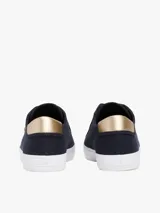 Zapatillas Tommy Hilfiger de lona azul marino con suela blanca de goma y talón dorado metalizado.