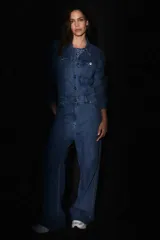 Mono largo de denim azul, con bolsillos delanteros y traseros, badana de PU en la espalda y avíos metálicos.