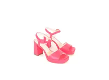 Sandalias de tacón alto fucsia con plataforma y tira en el tobillo.