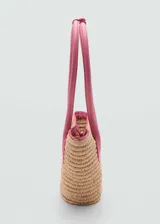 Bolso tipo shopper pequeño de fibra natural color beige, con doble asa corta de cuero sintético marrón y cierre de imán interior.