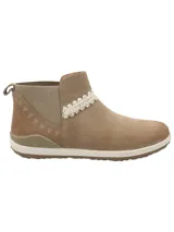 Botín de cuero color beige, con elásticos laterales, bordados y diseños en la capellada. Suela con tecnología Honey Foam de RKF.