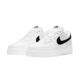 Championes urbanos Nike Air Force 1 '07, color negro con detalles en blanco.