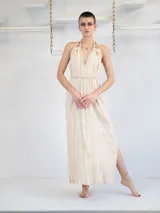 Vestido largo con breteles regulables, escote en V y detalles trenzados, ajustable en la cintura.
