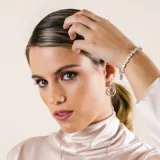 Aros colgantes con cierre de gancho, compuestos por dos aros concéntricos: uno de plata y otro de oro con circonias.