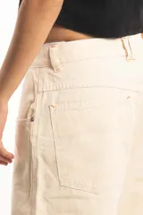 Bermuda color crema de corte recto y largo a la rodilla.