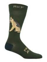 Calcetines largos color verde oliva con talón y puntera en azul marino. Presentan un dibujo de un pastor alemán y letras en color beige.