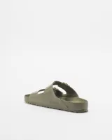 Sandalias Birkenstock Arizona de EVA color verde militar, con dos correas ajustables con hebillas metálicas.