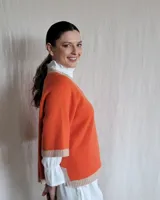 Sweater celeste de lana lambswool con cuello redondo y mangas 3/4.