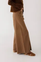 Pantalón jean color borgoña, de corte wide leg y tiro alto.