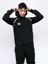 Canguro de felpa color crema con capucha, cordones y logo Umbro bordado en rojo. Presenta ribete rojo en hombros y bolsillo tipo canguro con cierre lateral.