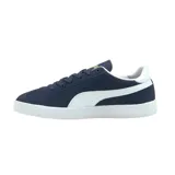 Championes Puma Club de hombre, color azul marino con detalles en blanco y dorado. Confeccionados en gamuza con plantilla SoftFoam+ y suela de goma.