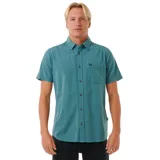 Camisa de manga corta color verde con botones marrones y bolsillo en el pecho.
