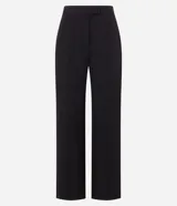 Pantalón de vestir negro de corte recto, con cierre delantero y bolsillos laterales.