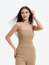 Musculosa negra con breteles finos y escote cuadrado.