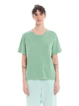 Remera de algodón lavado, cuello redondo y manga corta, con corte oversized y textura única.