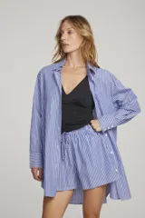 Camisa de algodón a rayas en tonos azul y blanco, con corte holgado y cierre de botones.