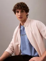 Remera de algodón celeste con cuello redondo y estampado tonal del logo de Calvin Klein en el pecho.