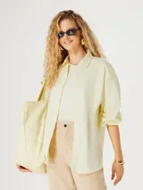 Camisa oversize color amarillo pálido, de manga larga y cuello clásico.