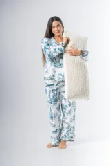 Pijama de algodón estampado, compuesto por una camisa de manga larga con botones y un pantalón recto con elástico en la cintura.