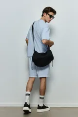 Short celeste de felpa liviana con cintura elástica ajustable con cordón, bolsillos laterales y bolsillo trasero.