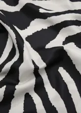 Pañuelo cuadrado con estampado animal print de cebra y tejido fluido con acabado satinado.