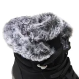 Borcego negro de caña media con cuello revestido en piel sintética gris. Presenta cordones al tono con ganchos metálicos reforzados, cierre interno, lengüeta acolchada, punta redondeada y suela de goma antideslizante con relieve profundo.