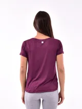 Remera color púrpura de corte clásico y mangas cortas.