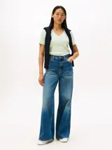 Remera de algodón color verde claro, con cuello en V y logo de la marca bordado en el pecho.